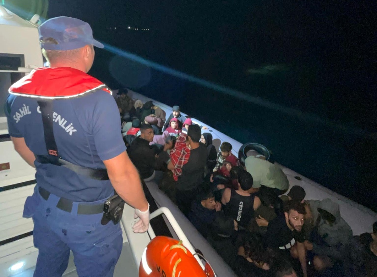 Didim açıklarında 37 düzensiz göçmen yakalandı