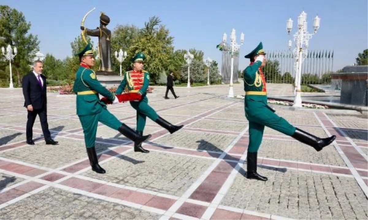 Bakan Fidan, Türkmenistan Bağımsızlık Anıtı\'na çelenk koydu