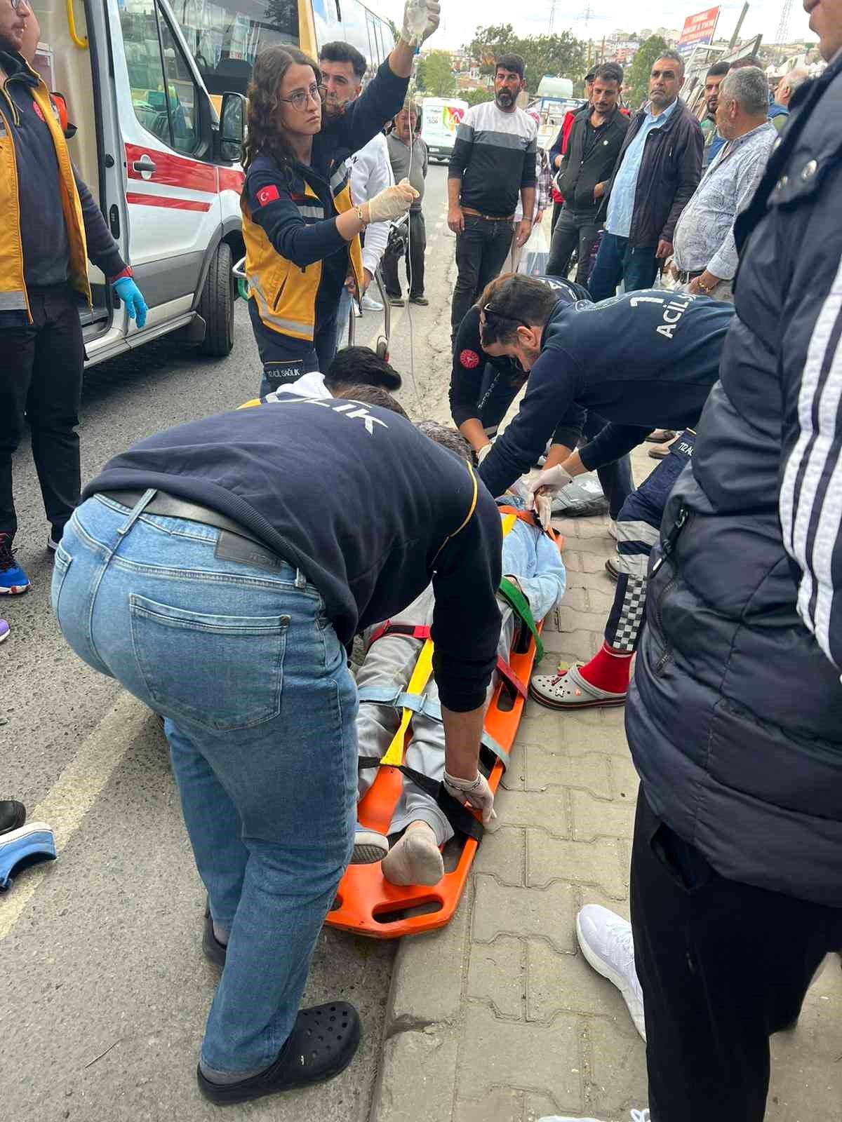 Başakşehir\'de kapısı açık minibüsten düşen kişi ağır yaralandı