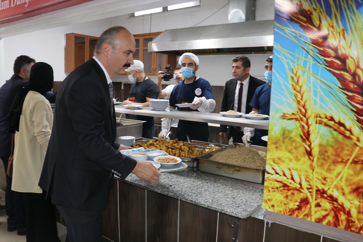 Batman Valisi ve Belediye Başkan Vekili Öğrencilerle Yemek Yedi