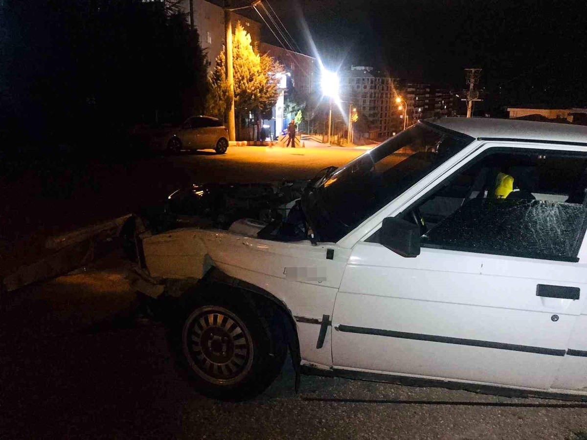 Bilecik\'te beton bariyerlere çarpan sürücü olay yerinden kaçtı