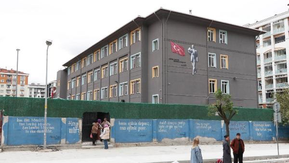 Beylikdüzü\'nde Okulda Öğretmenleri Darp Eden Veli ve Arkadaşı Gözaltına Alındı