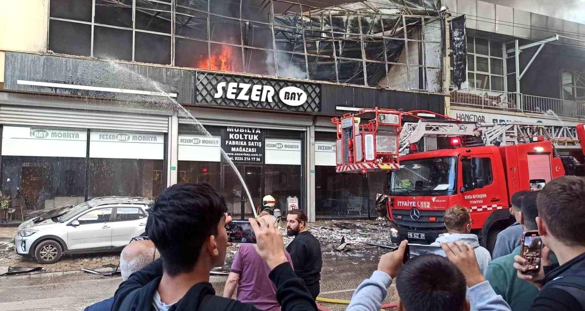 Bursa\'da Mobilya Fabrikasında Yangın Çıktı