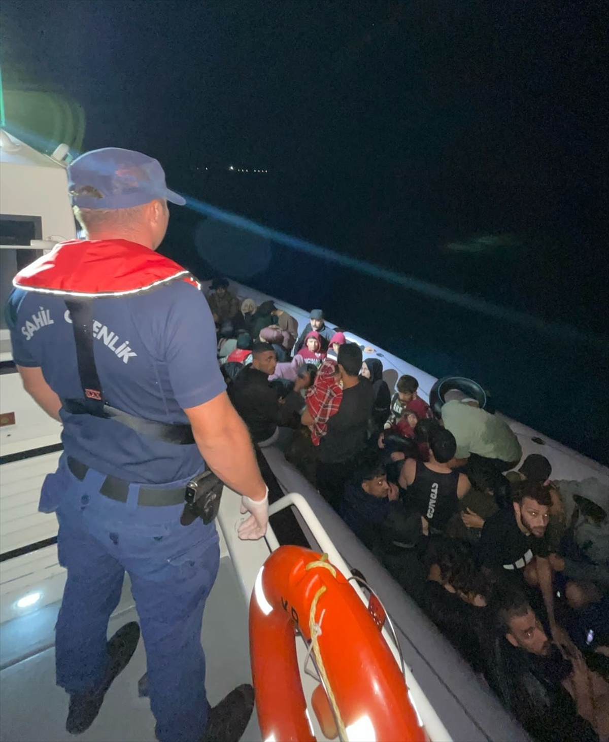 Yunanistan unsurları tarafından geri itilen göçmenler kurtarıldı