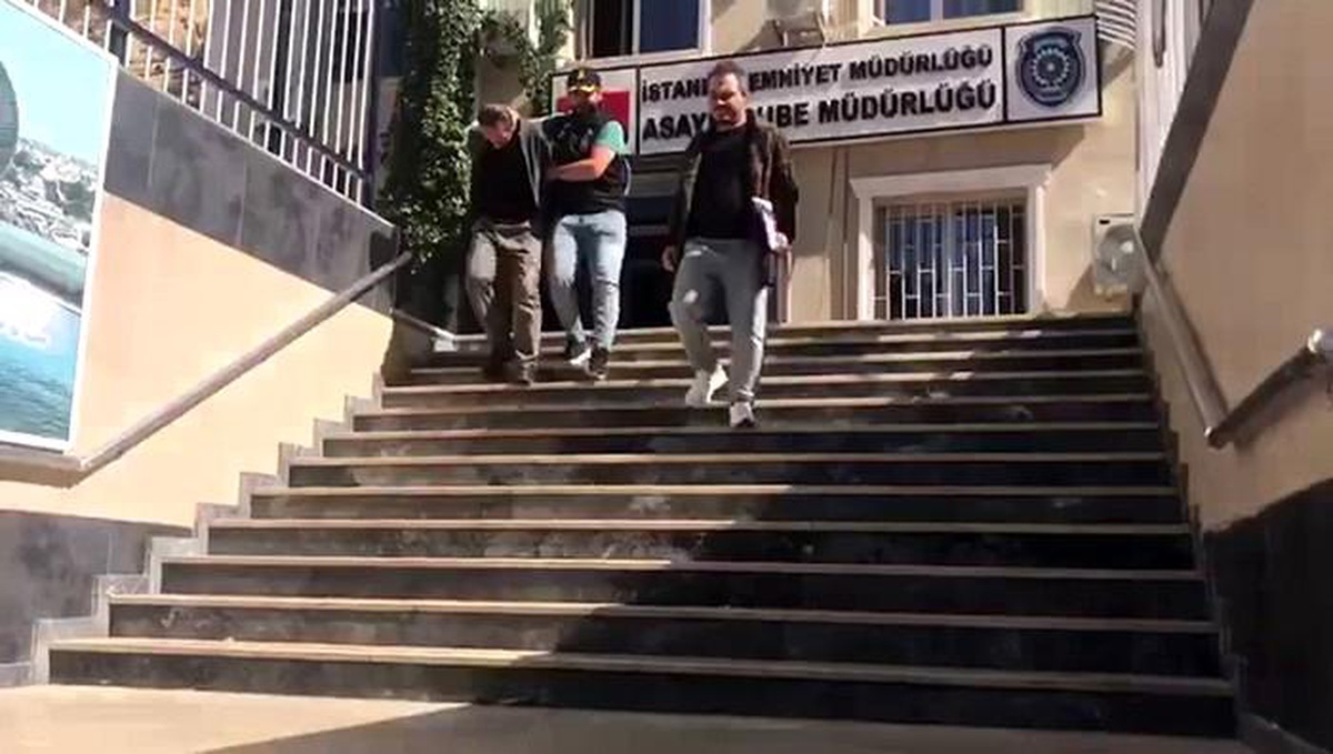 Fatih\'te Alıcı Süsü Vererek Saat Çalan 5 Kişi Gözaltına Alındı