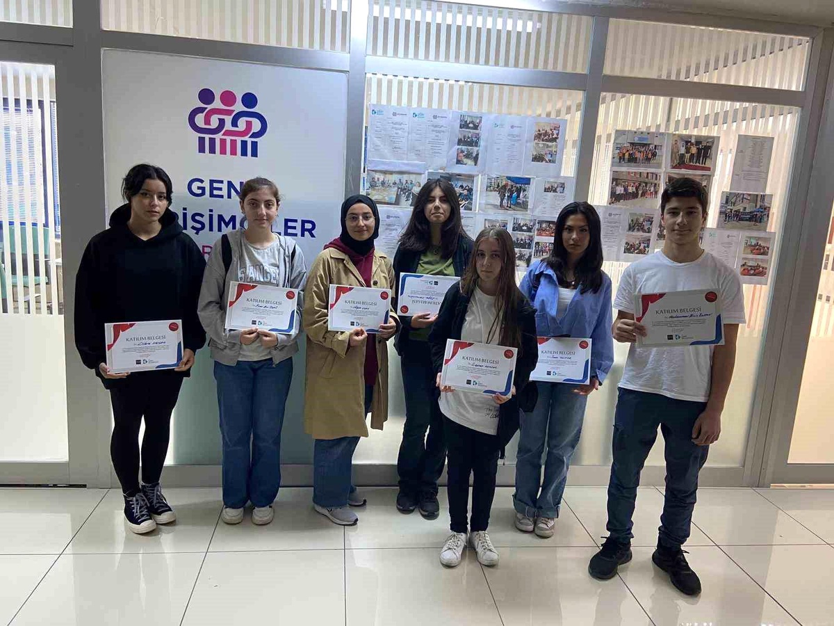 İzmit Belediyesi Genç Girişimciler Merkezi\'nden öğrencilere sertifika