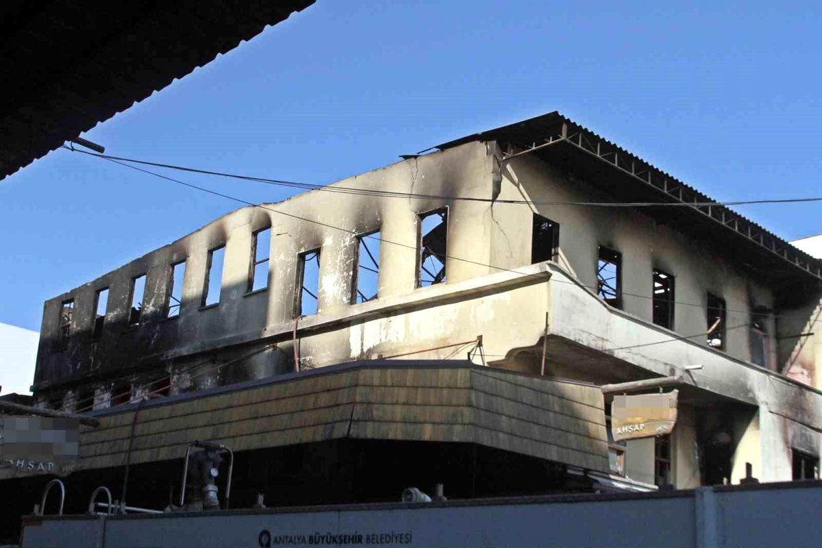 Antalya\'da ahşap atölyesinde çıkan yangında 4 iş yeri zarar gördü