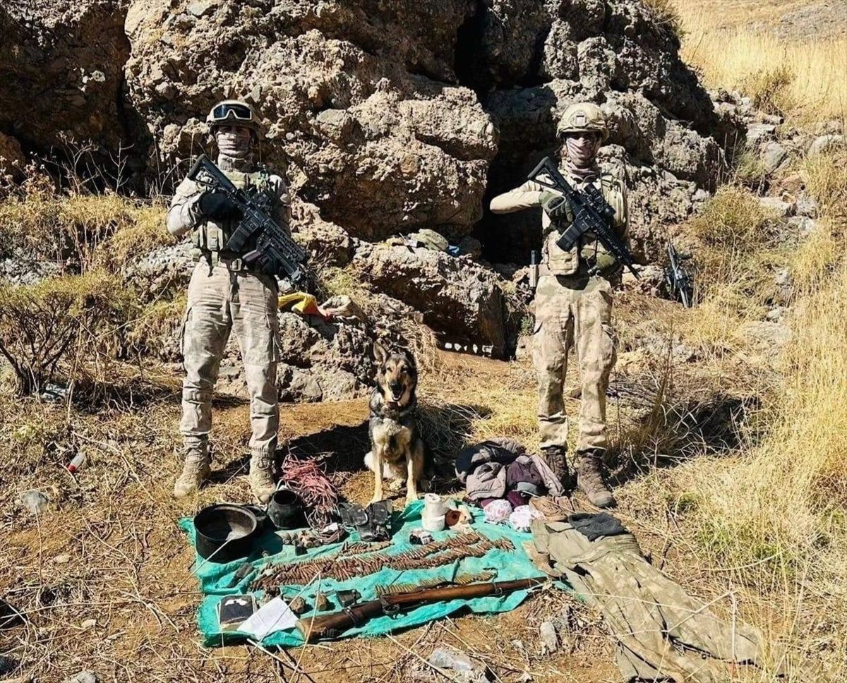 Hakkari\'de PKK\'ya yönelik operasyonda silah ve mühimmat ele geçirildi