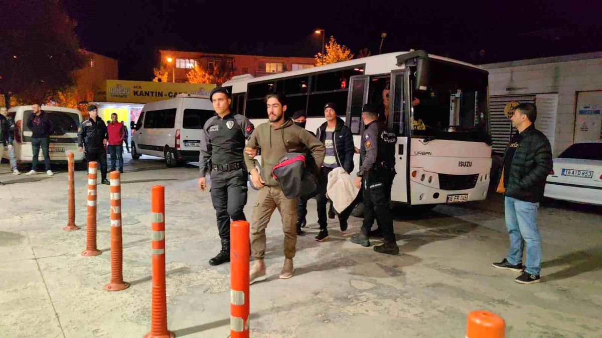 İnegöl\'de yapılan operasyonda 20 kaçak göçmen yakalandı