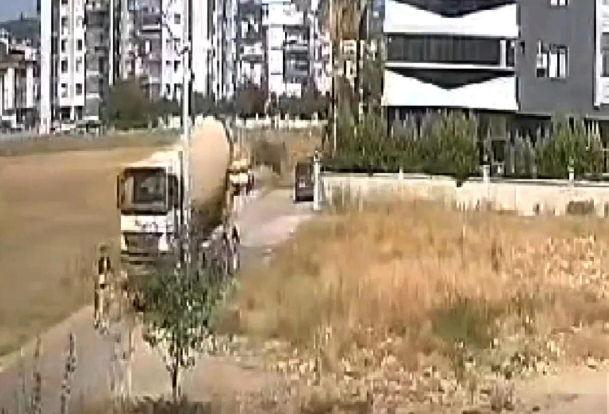 İzmir\'de beton mikseri kaza: Sürücü adli kontrol şartıyla serbest bırakıldı