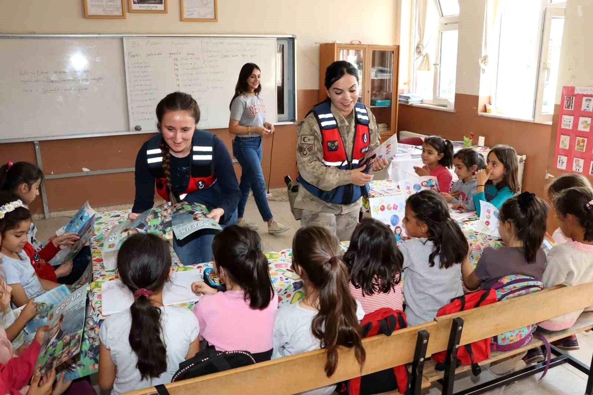 Siirt İl Jandarma Komutanlığı, Kız Çocukları Günü\'nde Siirt merkez Aktaş Köyü İlköğretim Okulu\'nda kız çocuklarıyla buluştu