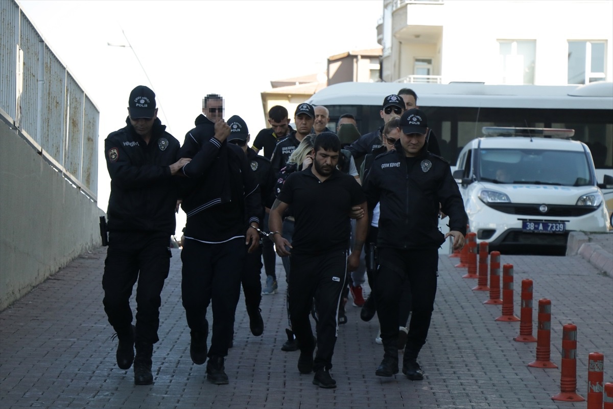 Kayseri\'de Uyuşturucu Operasyonu: 3 Hükümlü ve 4 Şüpheli Yakalandı