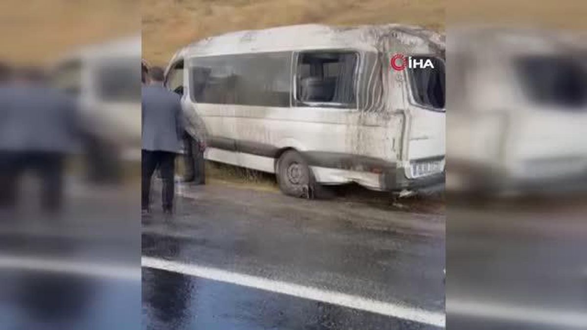 Kontrolden Çıkan Minibüs Devrildi: 10 Yaralı