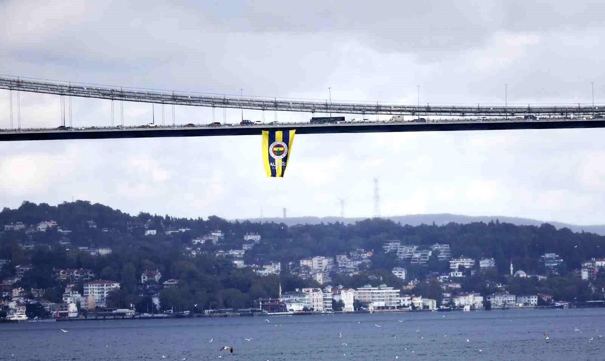 Köprülere dev Fenerbahçe bayrakları asıldı