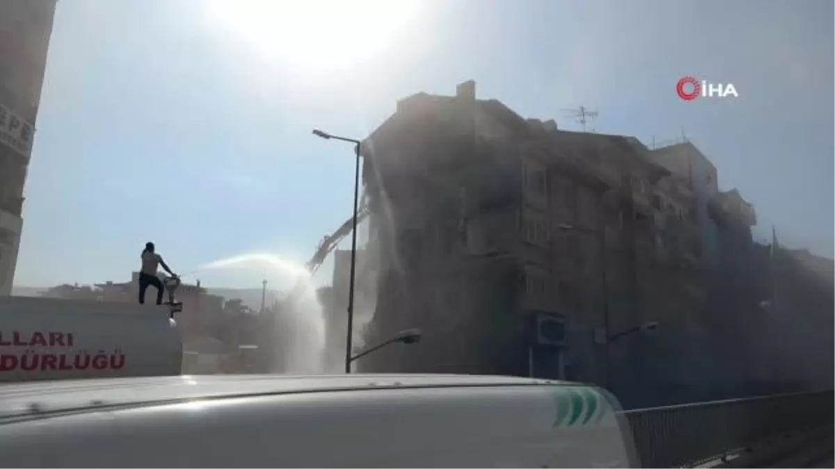 Malatya\'da ağır hasarlı binaların yıkımları sürüyor