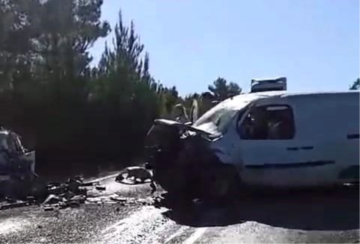 Manisa\'da Otomobil ile Hafif Ticari Araç Çarpışması: 2 Ölü, 3 Yaralı
