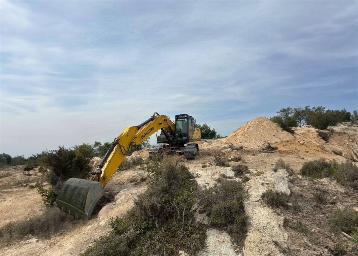 Mersin\'de iş makinesiyle kaçak kazı yapan 2 kişi suçüstü yakalandı