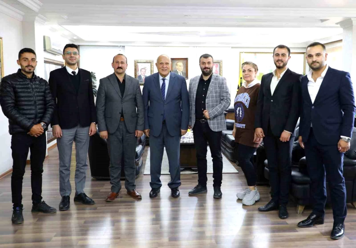 MHP Bayburt Merkez İlçe Başkanı ve Yönetimi Belediye Başkanı\'na ziyarette bulundu