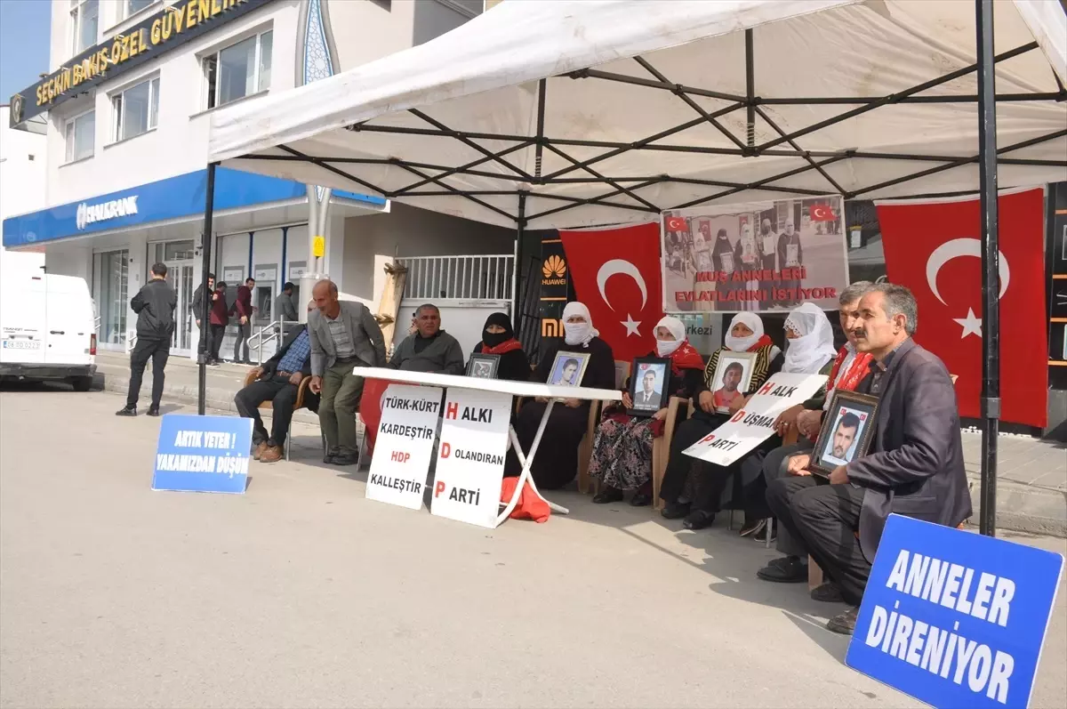 Muş'ta Aileler HDP İl Başkanlığı Önünde Oturma Eylemi Yaptı