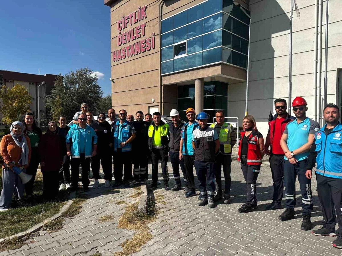 Niğde Çiftlik İlçe Devlet Hastanesi\'nde Deprem Tatbikatı Gerçekleştirildi