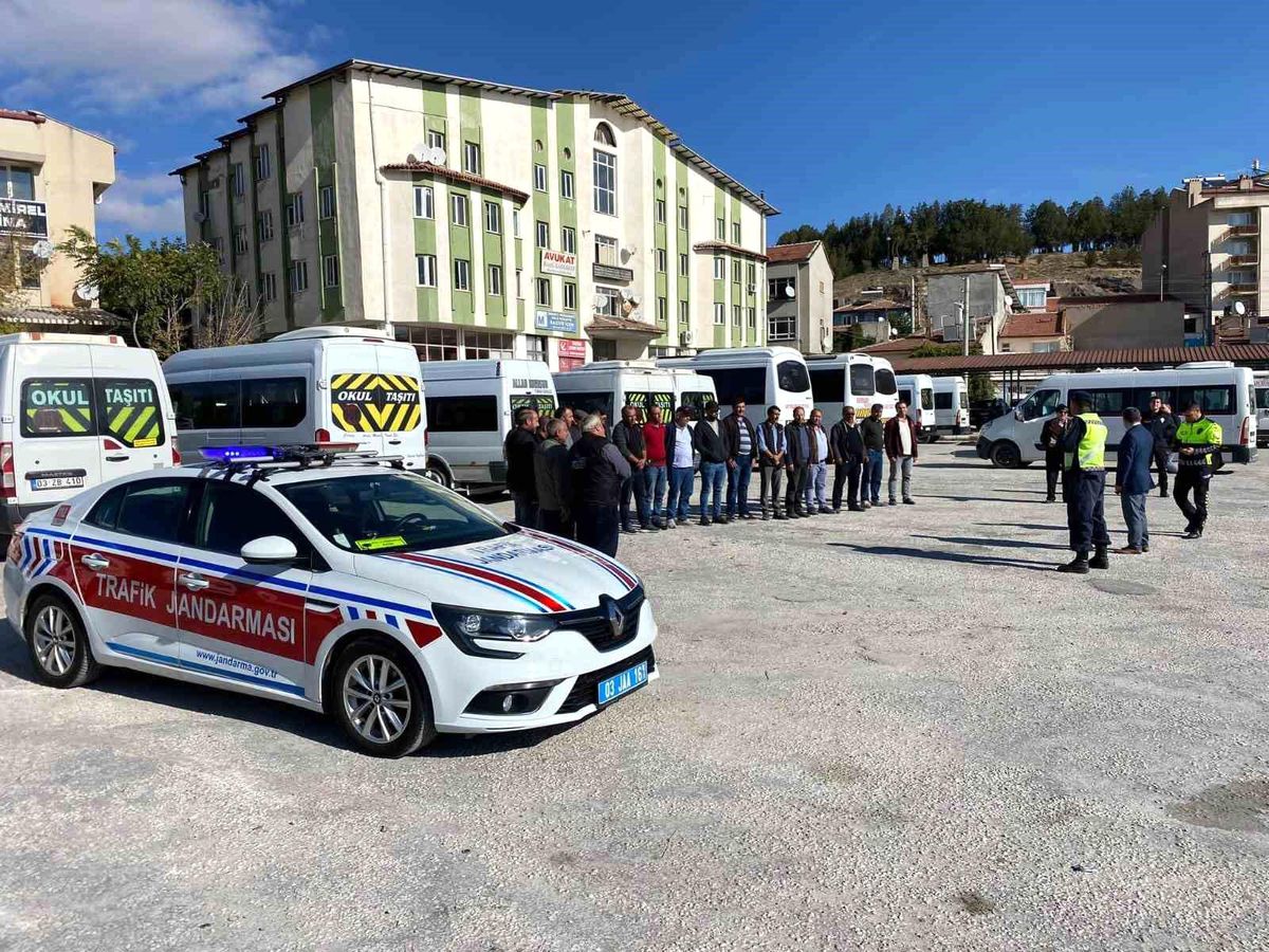 Afyonkarahisar İscehisar\'da Okul Servis Araçlarına Denetim ve Eğitim