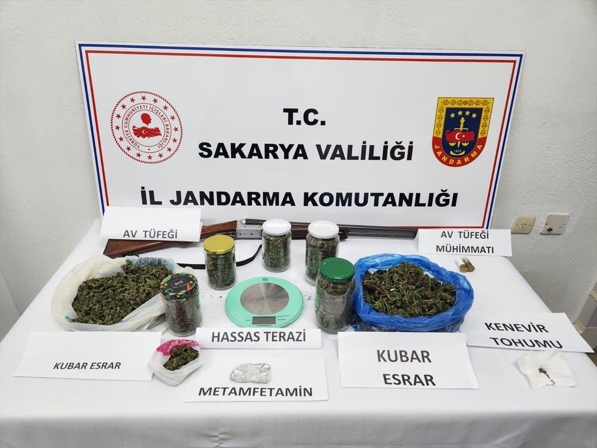 Sakarya\'da Uyuşturucu ve Hırsızlık Operasyonunda 3 Şüpheli Gözaltına Alındı