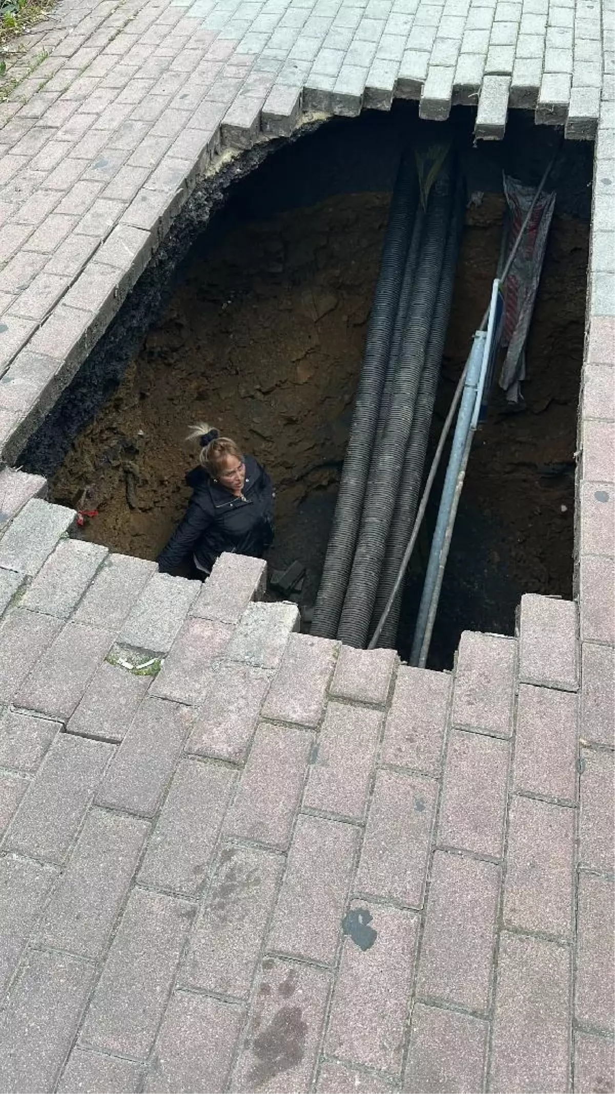 Şişli'de Kaldırım Çöktü, Kadın Yaralandı