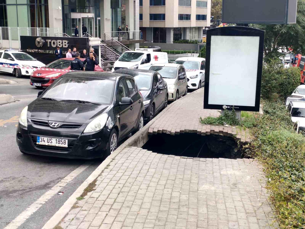 Şişli\'de Kaldırımda Çökme: Kadın Hastaneye Kaldırıldı
