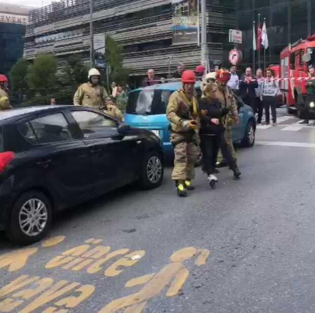 Şişli'de Kaldırımda Oluşan Çukura Düşen Kadın Kurtarıldı