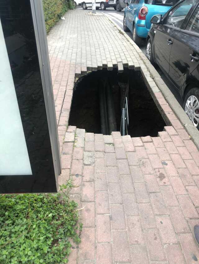 Şişli'de Kaldırımda Oluşan Çukura Düşen Kadın Kurtarıldı