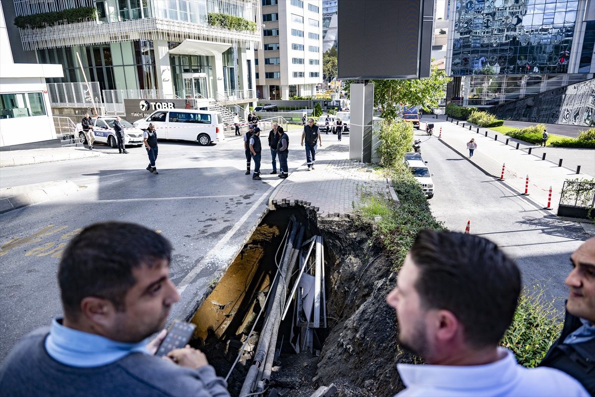 Şişli\'de Kaldırımda Oluşan Çukura Düşen Kadın Kurtarıldı