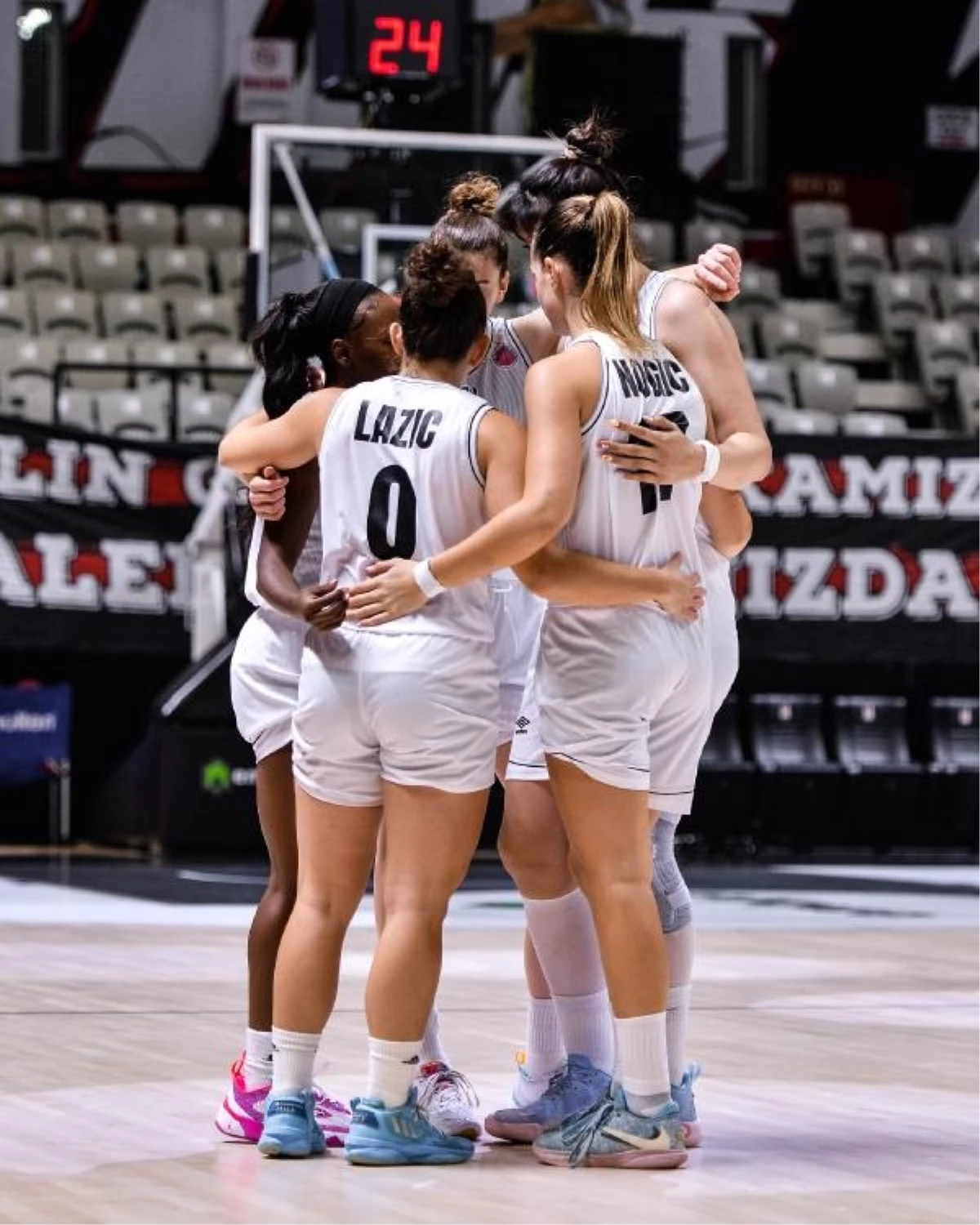 Beşiktaş Kadın Basketbol Takımı, Slavia Banska Bystrica\'yı mağlup etti