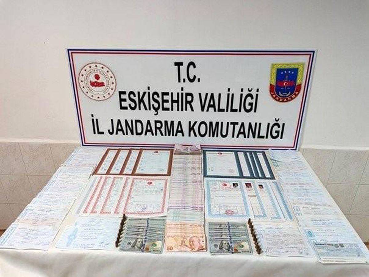 Eskişehir\'de Tefecilik Operasyonu: Nakit Para, Senet ve Tapu Ele Geçirildi