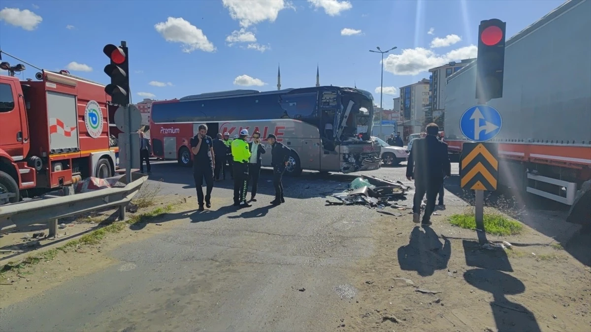 Çerkezköy\'de Otobüsle Tır Çarpışması: 6 Yaralı