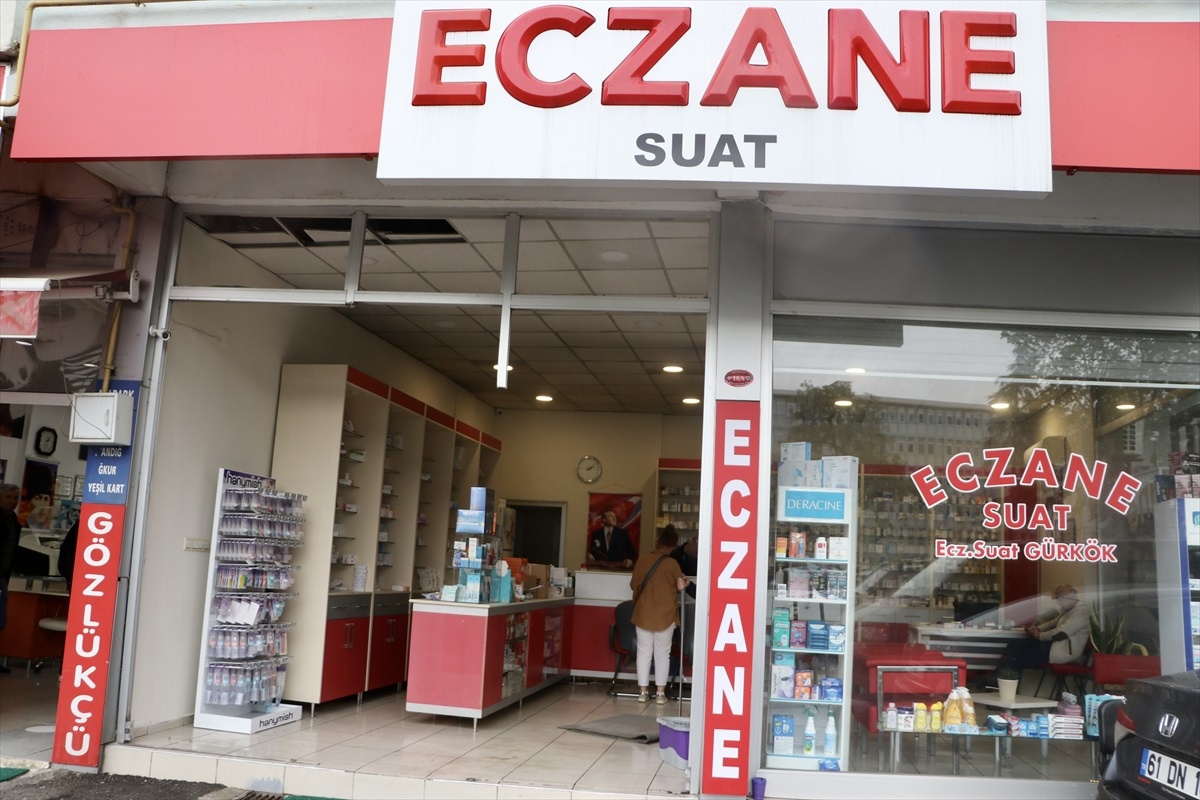 Trabzon\'da Sürücü Fren Yerine Gaze Bastı, İş Yerinin Vitrinine Çarptı