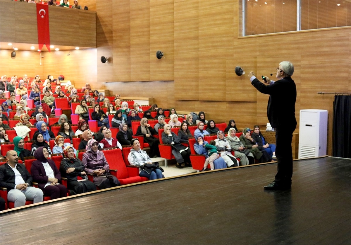 Van Büyükşehir Belediyesi Kadınlara Pozitif Yaşam Becerileri Semineri Düzenledi