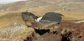 Van-İran sınırında yasa dışı geçişleri engellemek için inşa edilen duvarın üzerine jiletli teller yerleştirildi