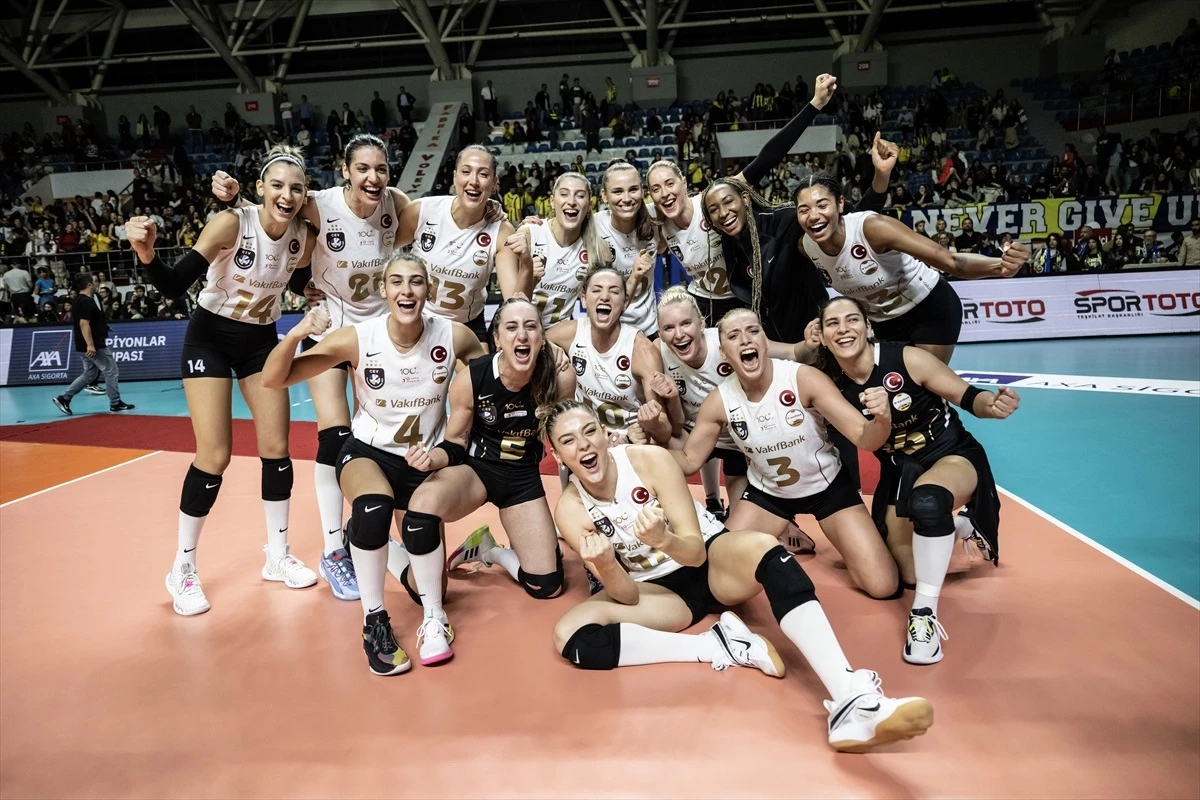 VakıfBank, Fenerbahçe Opet\'i 3-2 yenerek şampiyon oldu