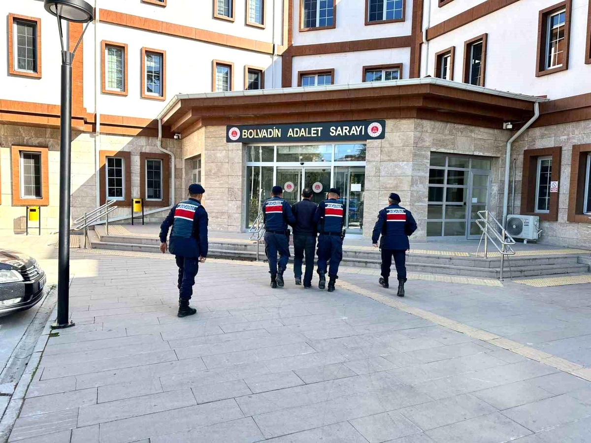 Afyonkarahisar\'da Ev Baskınında 2 Kilogram Esrar ve 12 Kök Kenevir Yakalandı