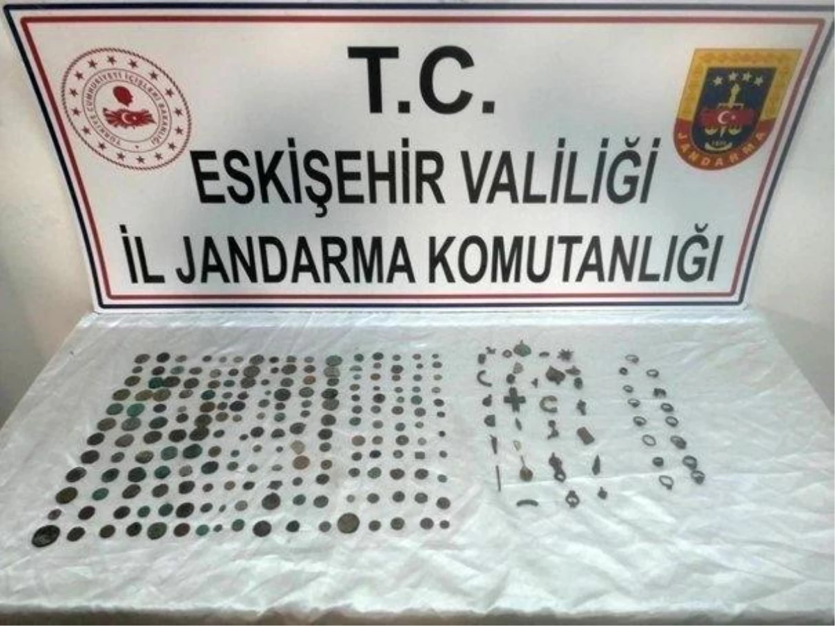 Eskişehir\'de Tarihi Eser Operasyonu: 191 Sikke ve 44 Objeye El Konuldu