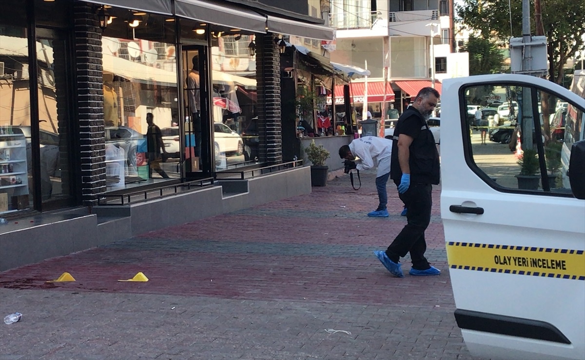 Adana\'da Giyim Mağazasına Silahlı Saldırı: 1 Ölü, 1 Yaralı