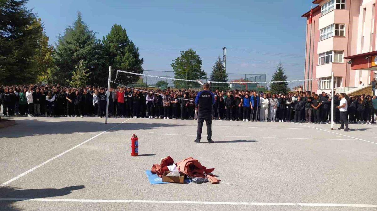 Afyonkarahisar\'da Lise Öğrencilerine Afet Eğitimi Verildi