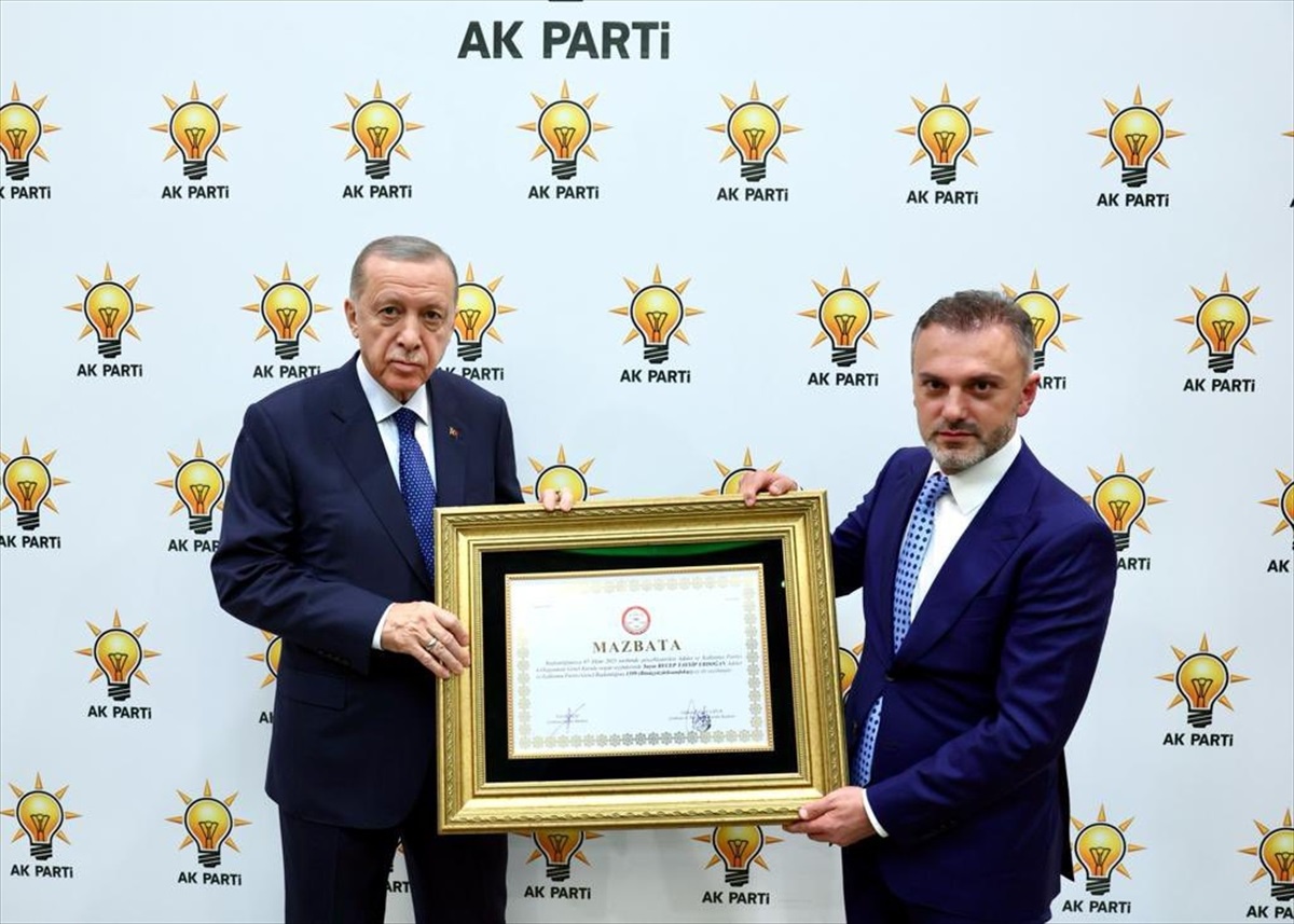 AK Parti Genel Başkanlığına yeniden seçilen Cumhurbaşkanı Erdoğan\'a mazbatası takdim edildi