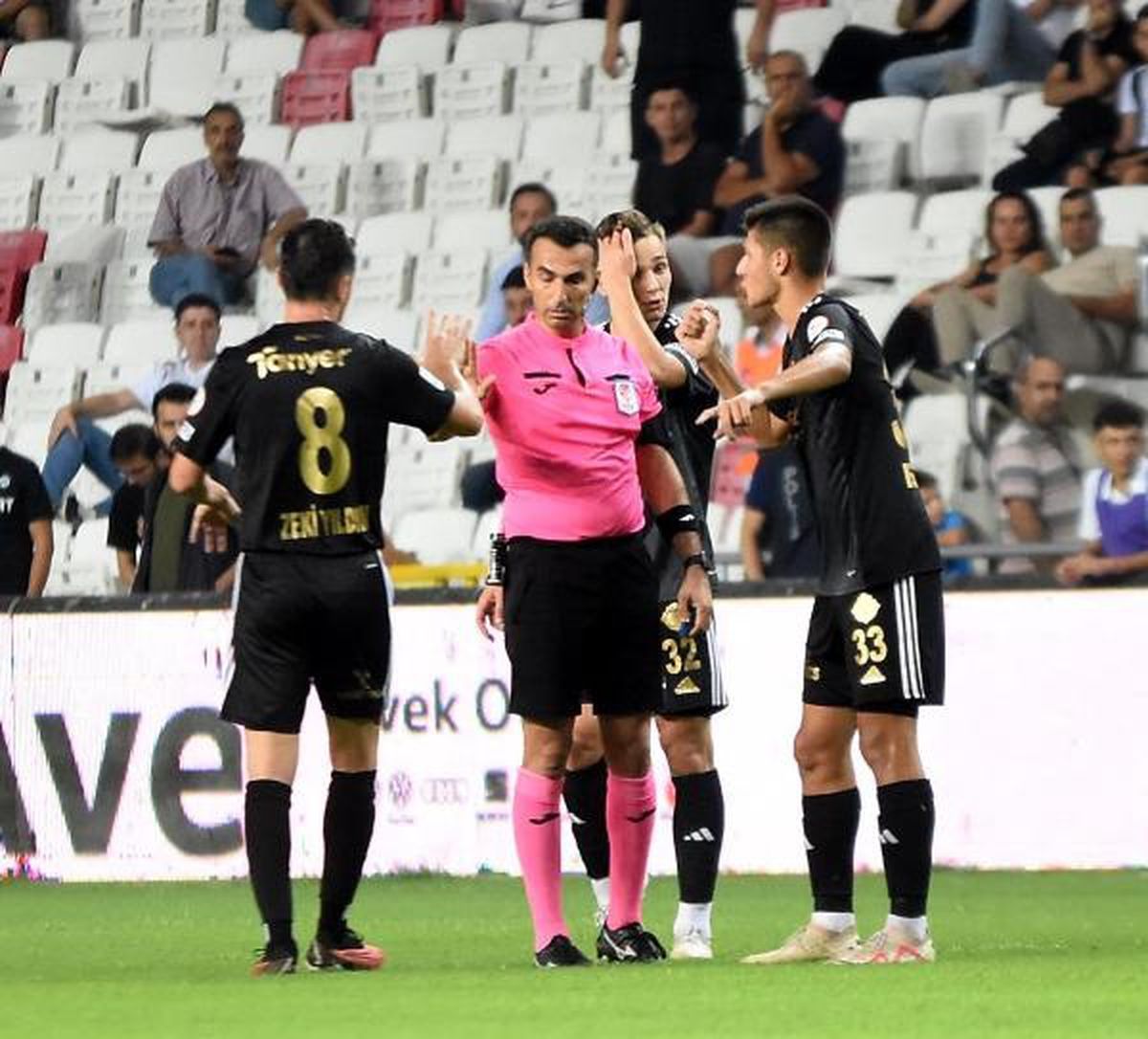 Altay\'da Oyunculara Kart Yağdı