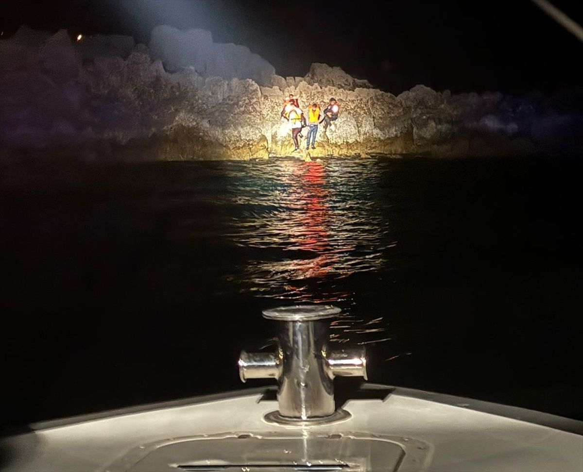 Kaş\'ta mahsur kalan 5 düzensiz göçmen kurtarıldı