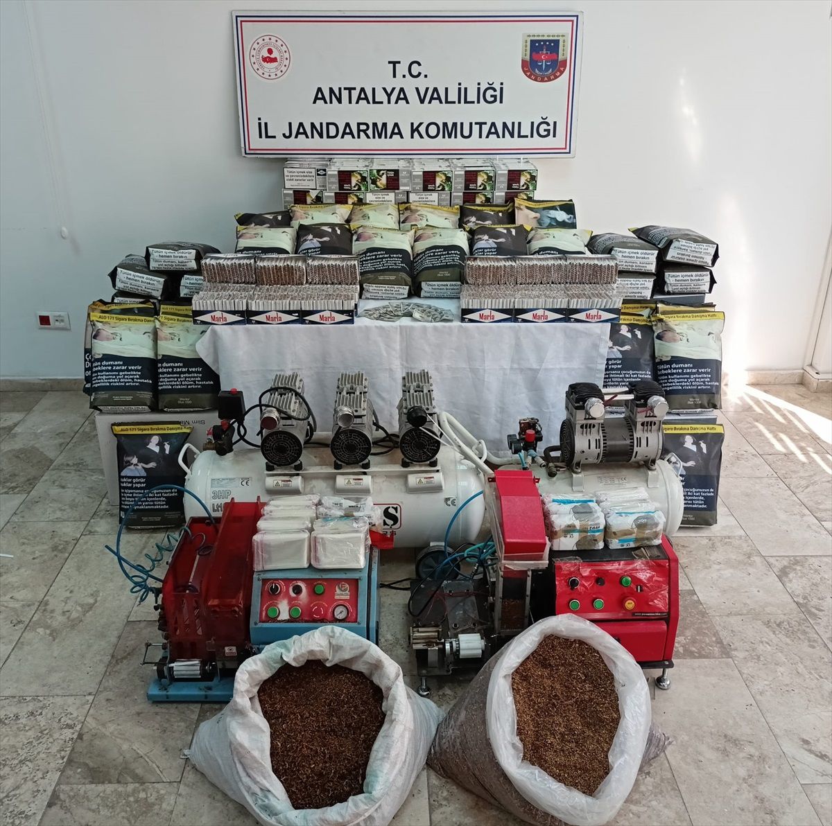 Antalya\'da Kaçak Sigara Operasyonunda 350 Bin Boş Makaron ve 78 Bin Tütün Doldurulmuş Makaron Ele Geçirildi