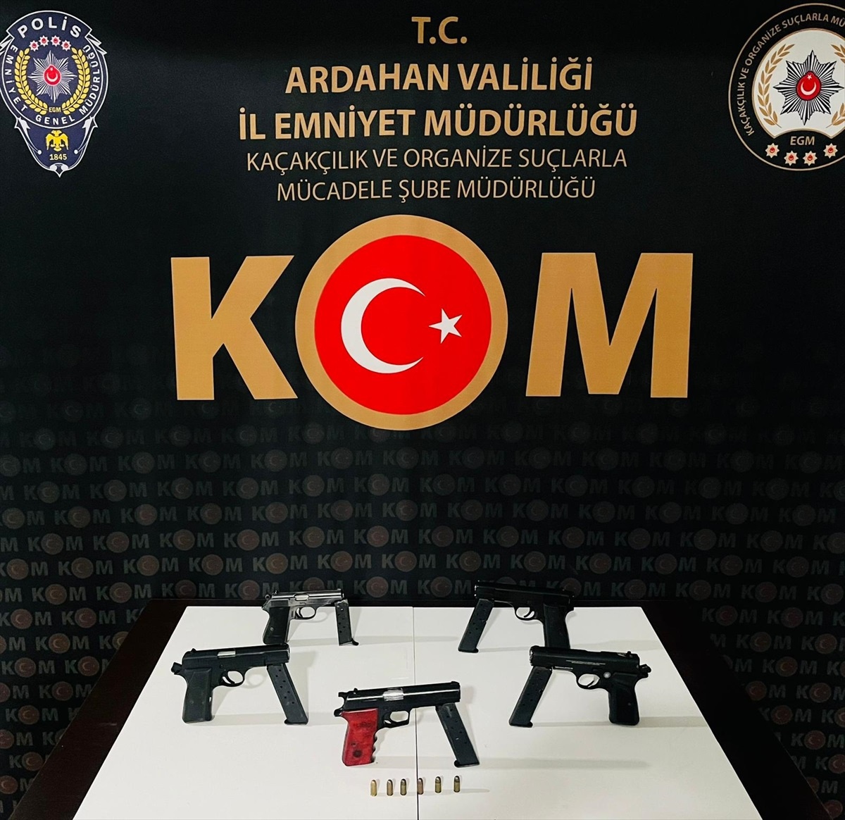 Ardahan\'da silah ve mühimmat kaçakçılığı operasyonunda 5 ruhsatsız tabanca ele geçirildi