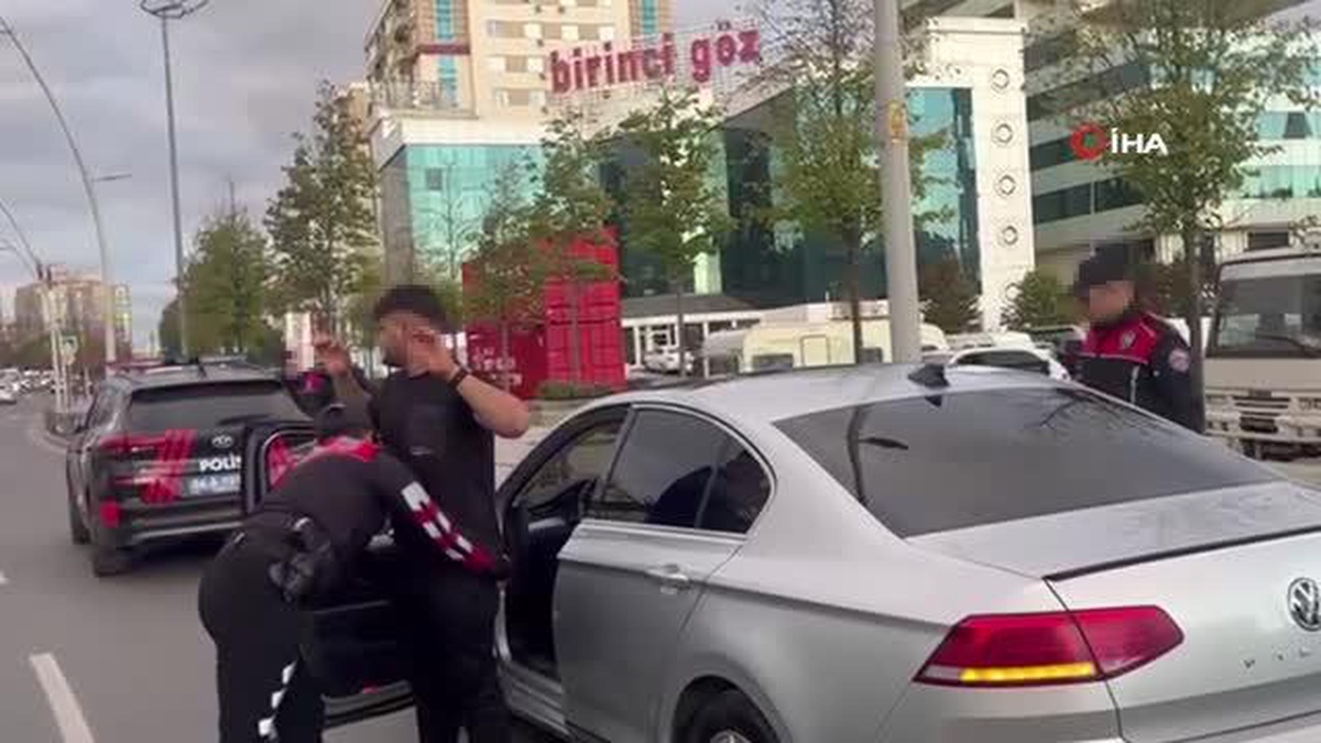 Asayiş uygulaması sırasında durdurulan araçtan otomatik tüfek ele geçirildi