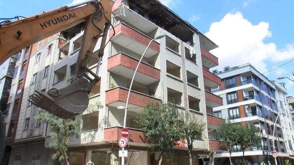 Bahçelievler\'deki Patlamada Ölenlerin Apartmanı Yıkılıyor