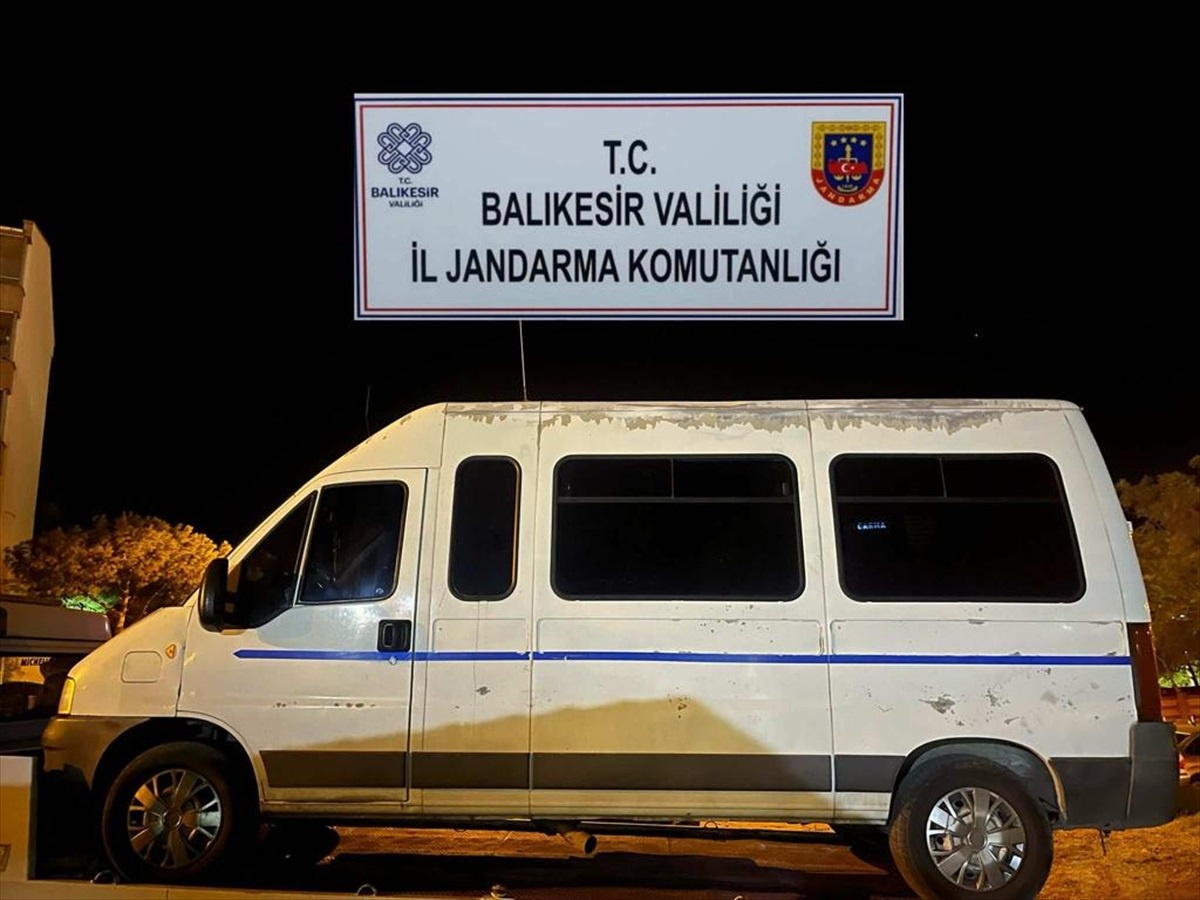 Ayvalık\'ta düzensiz göçmen operasyonu: 18 göçmen ve bir şüpheli yakalandı
